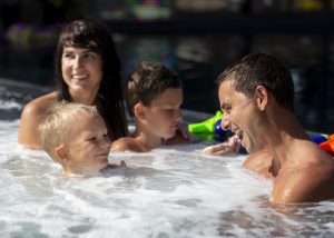 famille deux enfants profitant leur journee spa - eco energie