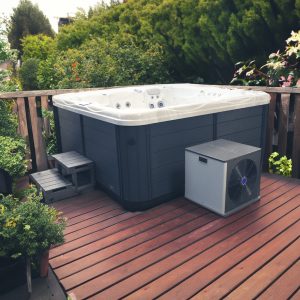 Jacuzzi extérieur sur terrasse en bois. moderne design