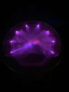 Lumières violettes sur fond noir