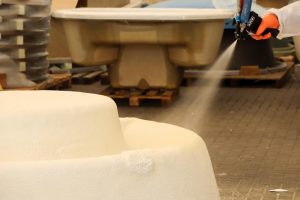 Application de mousse isolante sur structure.