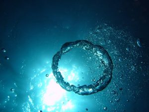 Bulle d'air sous l'eau illuminée par le soleil.