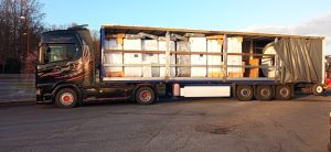 Camion transportant des marchandises emballées.