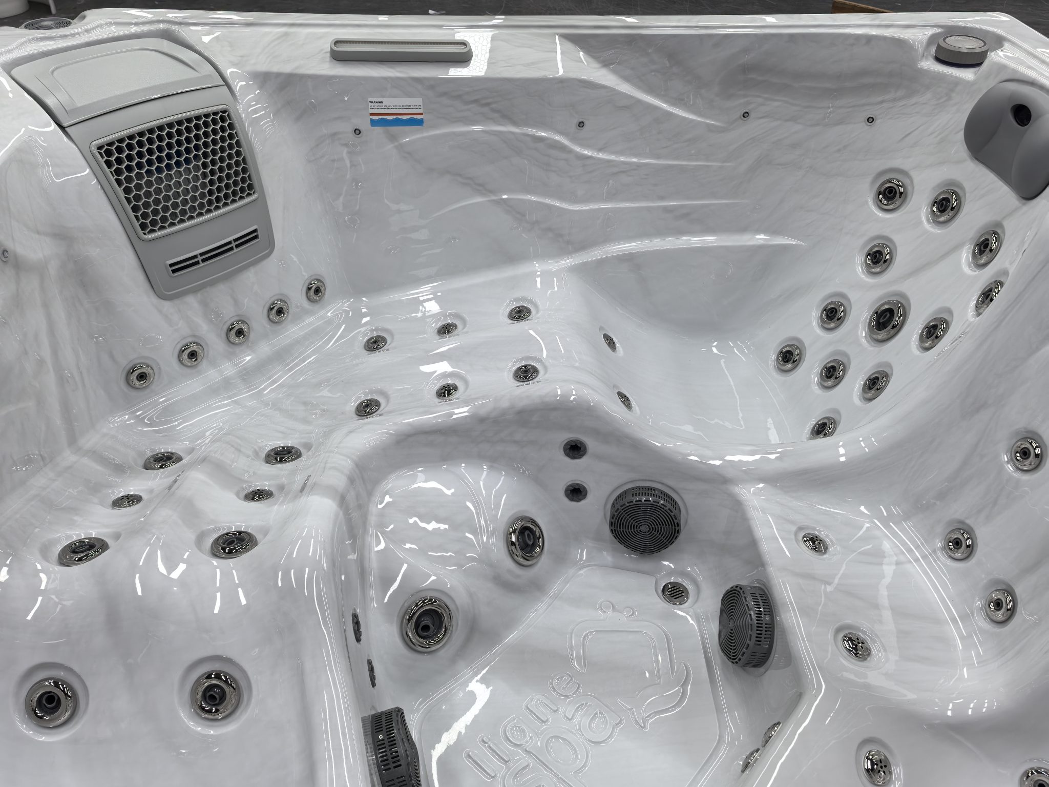 Ligne Spa LS PORTO VECCHIO ECO-ENERGIE – Spa 2m x 2m – 5 places dont 2 places allongées SPAS Ligne-Spa Ligne Spa LS PORTO VECCHIO ECO-ENERGIE – Spa 2m x 2m – 5 places dont 2 places allongées SPAS Ligne-Spa