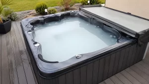 spa avec une eau trouble